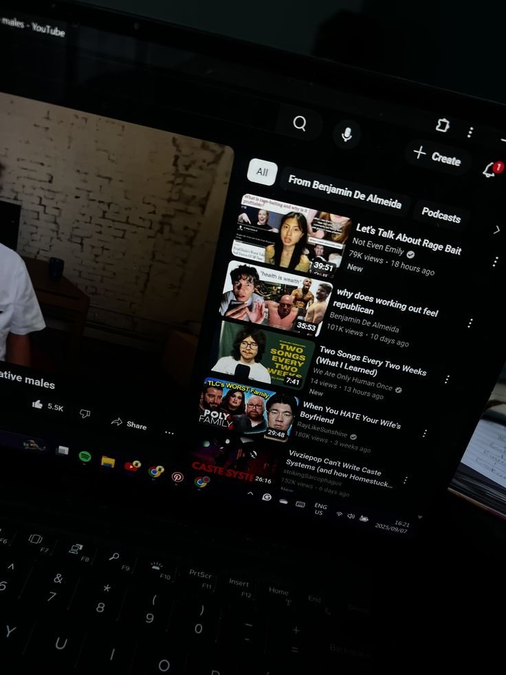 Edit de YouTube com gente recomendando ler livros