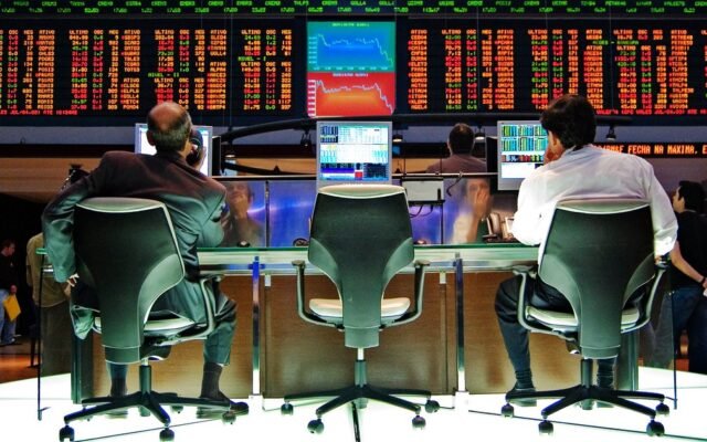 Ibovespa bate 192 mil pontos com eleição no radar