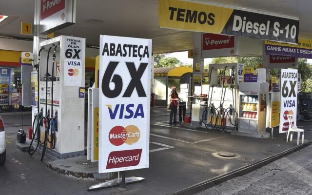 Parcelado sem juros ou à vista com desconto? A conta que eu faço antes de pagar
